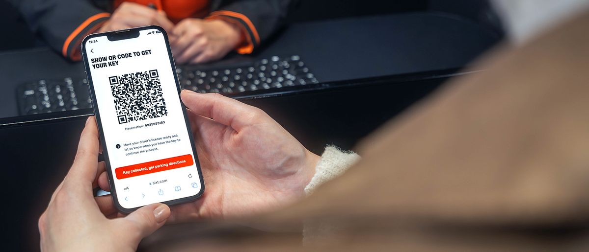 Auf einem Smartphone ist ein QR Code zu sehen, der Online Check-in wir hier durchgeführt.
