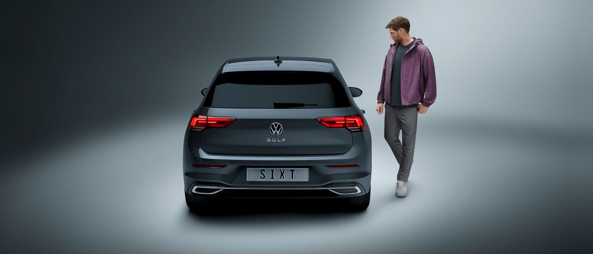 Ein Mann geht zu seinem 2 monate gemieteten Auto