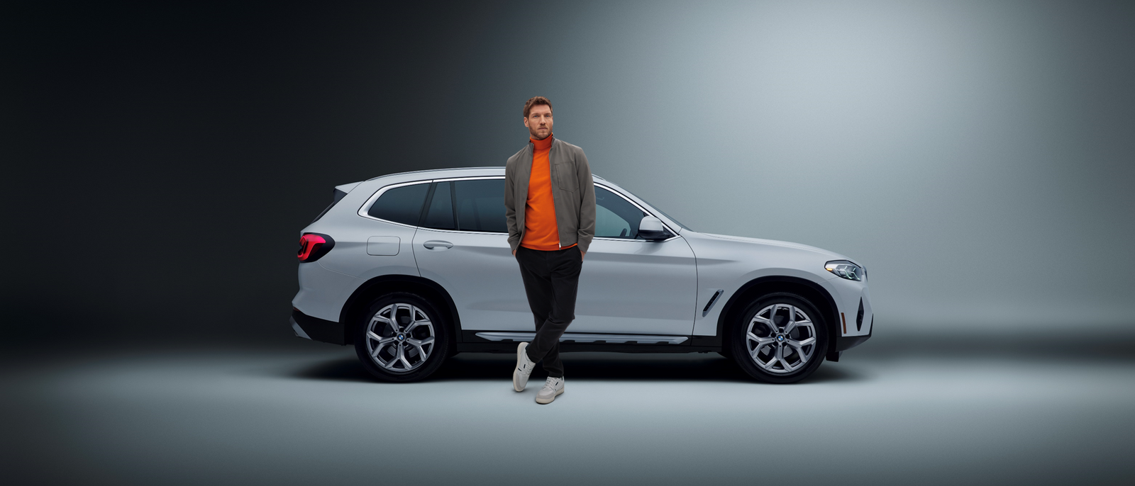 Mann lehnt an BMW X3