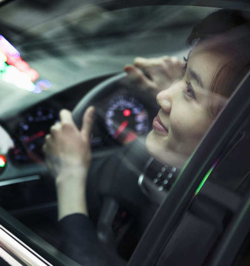 Une femme est assise dans une voiture.